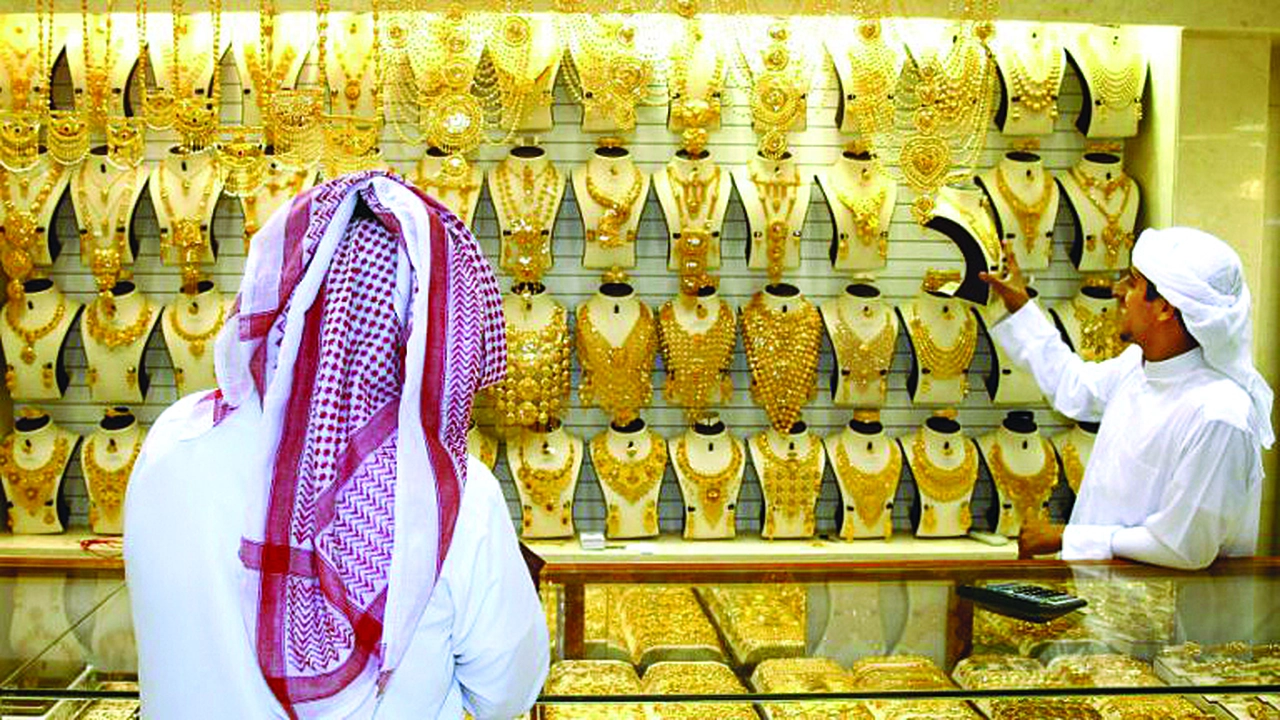 هبوط الذهب من ذروة أسبوعين وسط ارتفاع الدولار